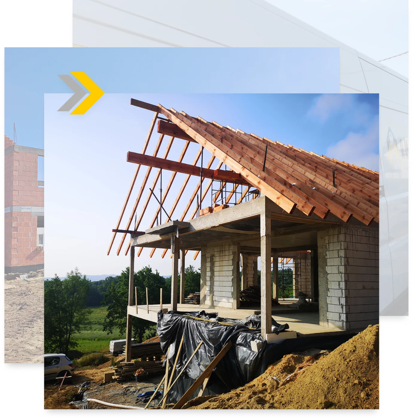 Dom w stanie surowym z drewnianym szkieletem dachu i murowanymi ścianami na działce budowlanej