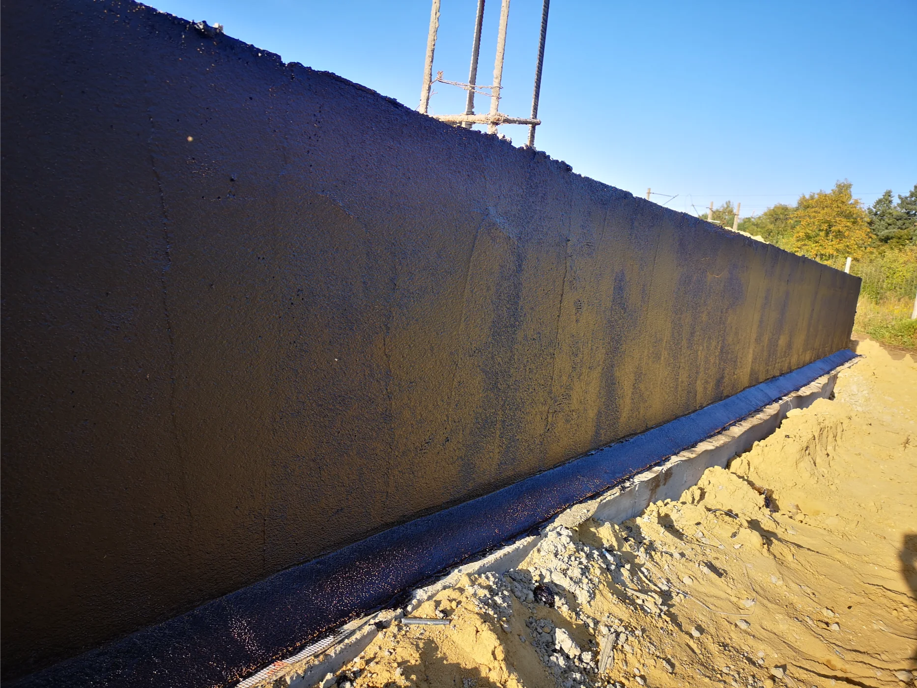 Bitumiczna hydroizolacja zewnętrznej ściany fundamentowej wraz z zabezpieczeniem płyty fundamentowej