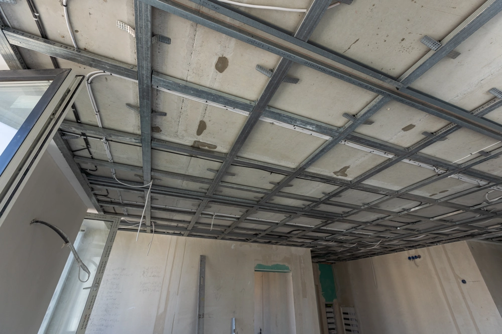 Sufity podwieszane z metalowym rusztem i instalacjami elektrycznymi w trakcie montażu